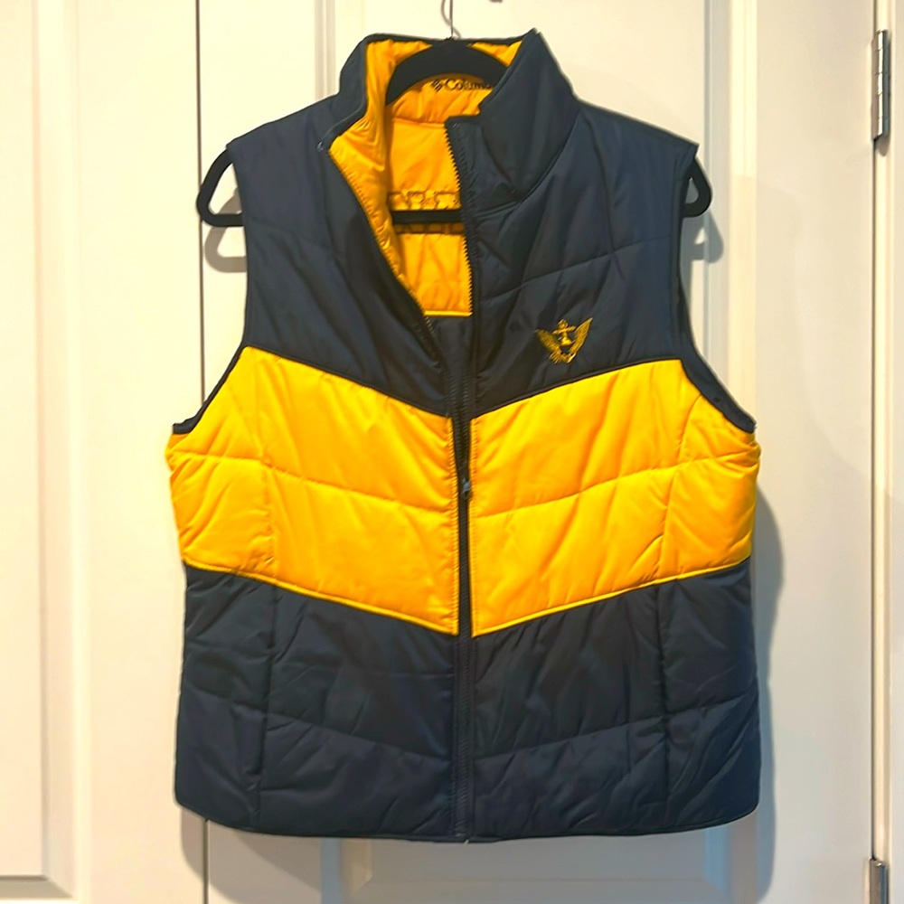 COLUMBIA “NAVY” 2 tone Puffer Vest. 
Excellent condition! (like New) 
Only$32.